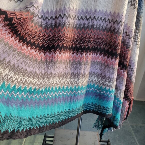 Le Moda Women's Zig Geometric Fringe Multi-colored Poncho (Size: One Size) - Picture 8 of 12